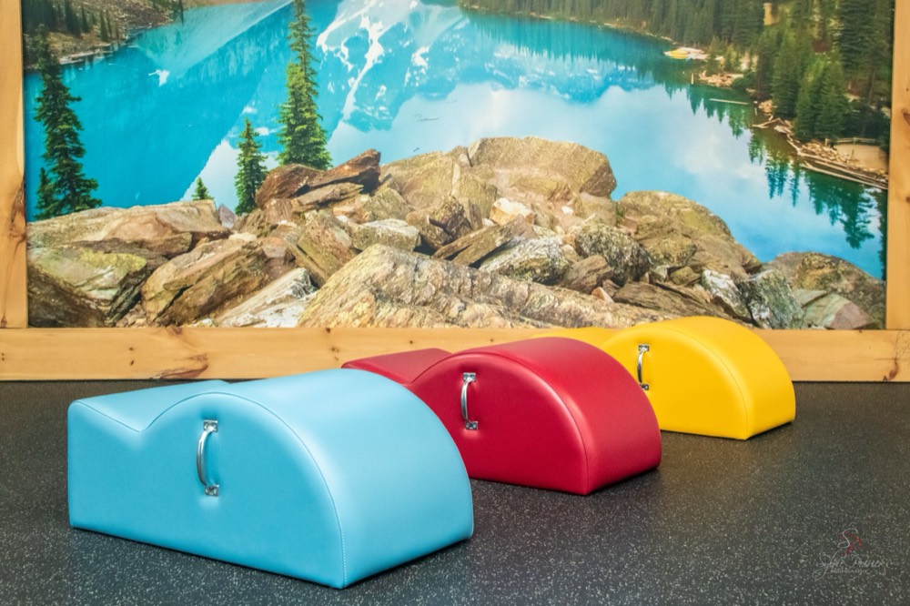 Appareils Pilates colorés au studio