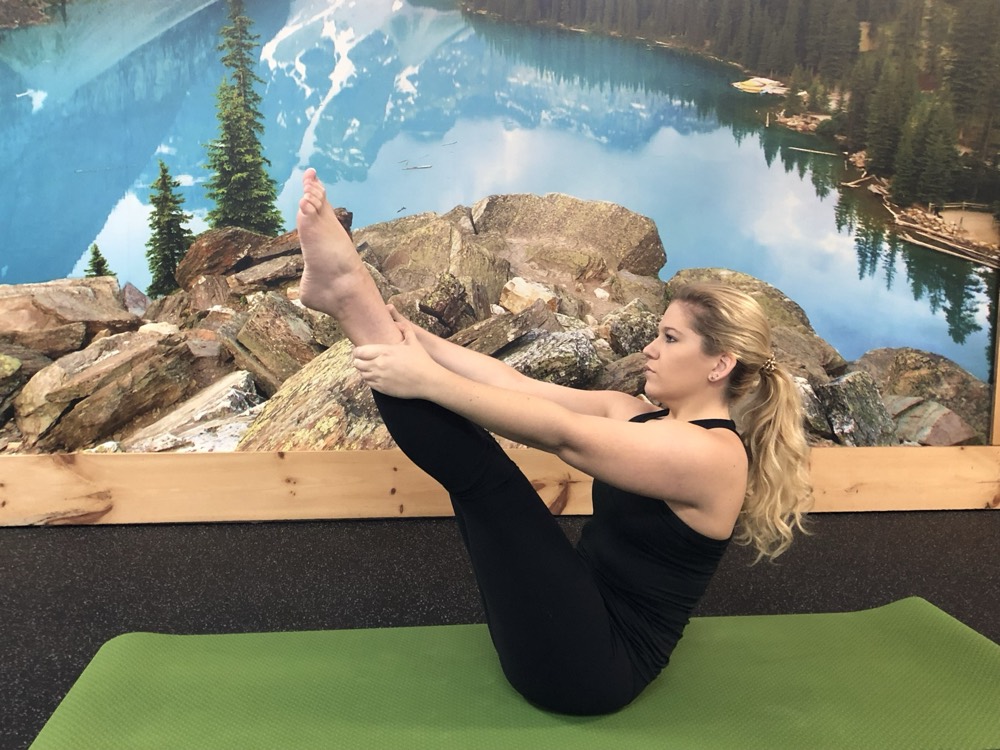 Exercice Pilates sur tapis